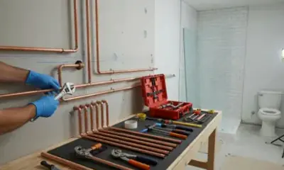Instalación de accesorios de baño y líneas de agua