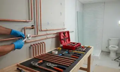 Instalación de accesorios de baño y líneas de agua