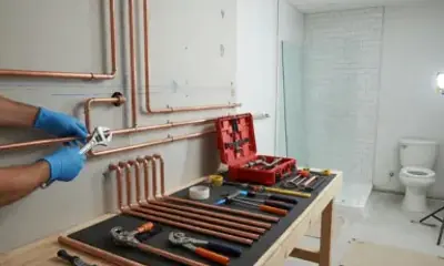 Instalación de accesorios de baño y líneas de agua