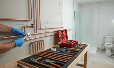 Instalación de accesorios de baño y líneas de agua