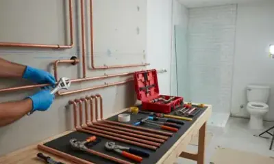 Instalación de accesorios de baño y líneas de agua