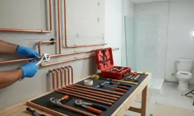 Instalación de accesorios de baño y líneas de agua