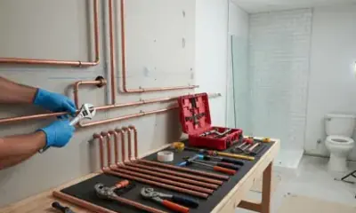 Instalación de accesorios de baño y líneas de agua