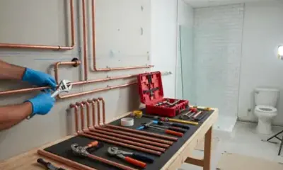 Instalación de accesorios de baño y líneas de agua