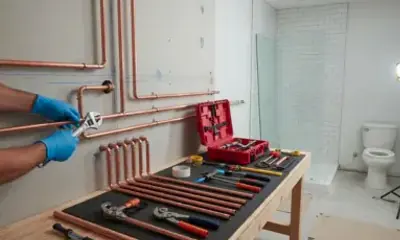 Instalación de accesorios de baño y líneas de agua