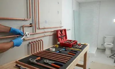 Instalación de accesorios de baño y líneas de agua