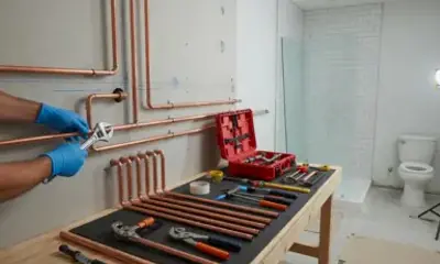 Instalación de accesorios de baño y líneas de agua