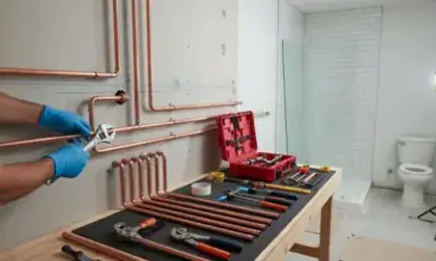 Instalación de accesorios de baño y líneas de agua