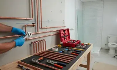 Instalación de accesorios de baño y líneas de agua