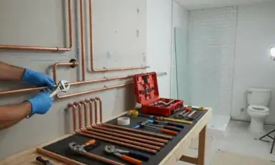 Instalación de accesorios de baño y líneas de agua