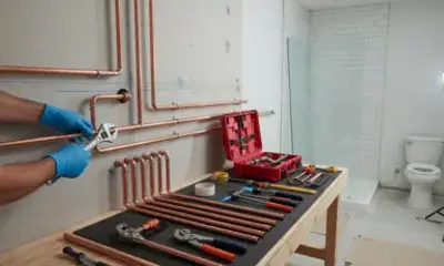 Instalación de accesorios de baño y líneas de agua